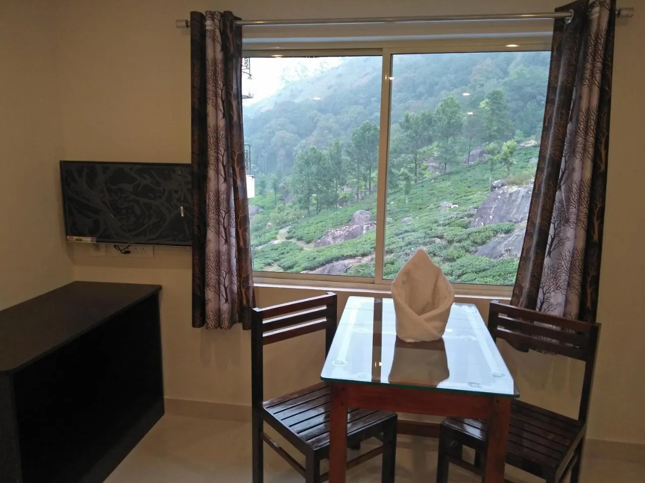 Tea Dale - All Rooms With Tea Estate View Munnar Homestay